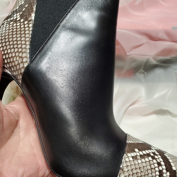 Gucci ankle boots. 391/2 Used in excellent condition. - Picture 11 of 16